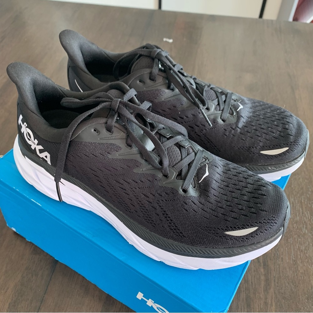 Women’s HOKA One One Clifton 8 shoes size 9.5